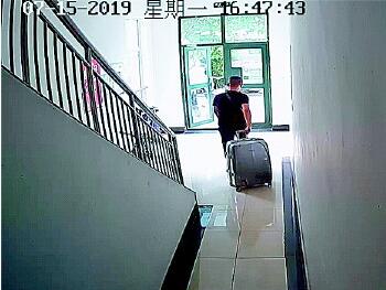 哭笑不得!小偷带着秘籍行窃什么情况?怎么一回事?终于真相了,21瓶茅台被洗劫