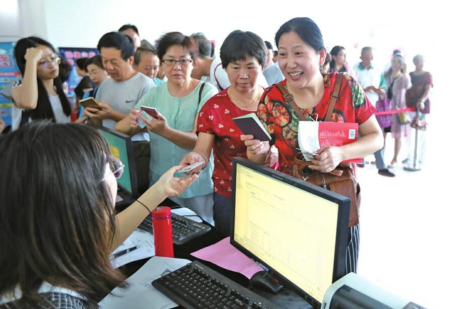 济南老年人大学报业分校报名首日现场火爆 九成班次一天满员