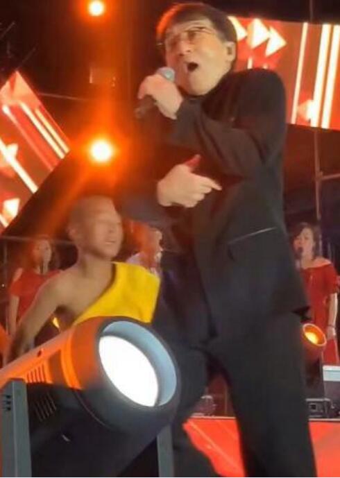 令人揪心!成龙演出遇小意外是什么情况?终于真相了,原来是这样!