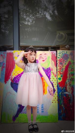 黄磊晒二女儿画作 网友:妹妹好可爱 妹妹是新一代少女画家了