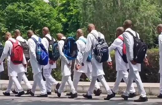 印度:医学生被迫剃光头究竟怎么一回事?剃光头向高年级学长致敬