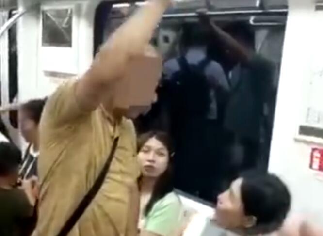 倚老卖老?长沙地铁霸座老人是什么情况?自己有错还打骂他人！