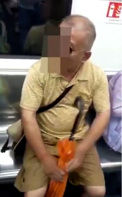 倚老卖老?长沙地铁霸座老人是什么情况?自己有错还打骂他人！