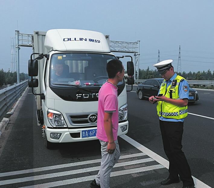 不到1個月查了161起亂道行駛 濟青北線貨車禁跑左側兩車道，否則記3分罰100元