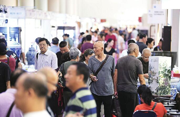 陶瓷油畫等藝術品受市民熱捧 本屆藝博會今日閉幕 想來“淘寶”要抓緊時間了