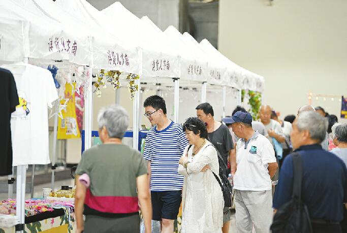 陶瓷油畫等藝術品受市民熱捧 本屆藝博會今日閉幕 想來“淘寶”要抓緊時間了