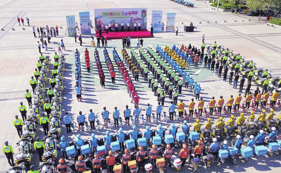 济南市外卖、快递企业认领文明示范路口 外卖小哥上路“执勤”啦！