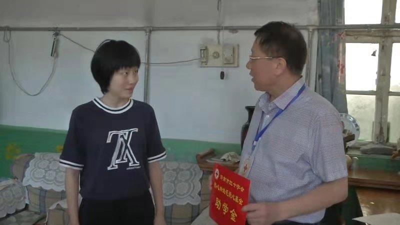[温暖泉城]“寒门”女孩敲开大学门 市红十字会送来助学金