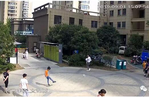 吓懵了!男孩踢球被踹飞怎么一回事? 遭男子恐吓:见一次打一次!