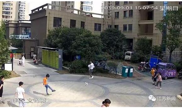 震惊了！男孩踢球被踹飞具体详情情况如何？踢球砸路人遭粗暴对待