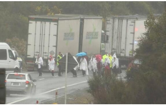 新西兰一大巴翻车 造成包括中国游客在内的6人死亡