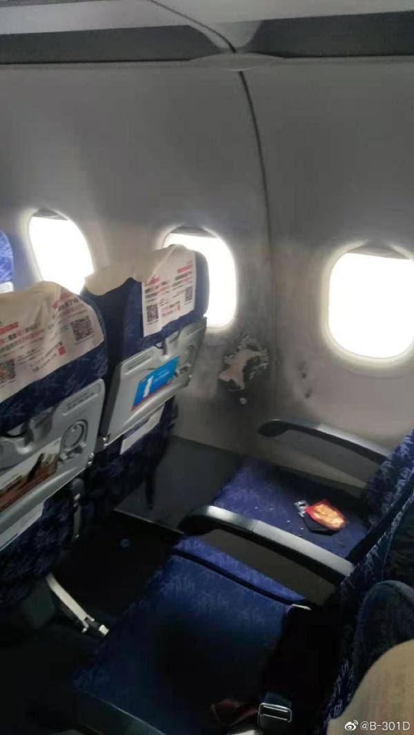 东航一航班返航是怎么一回事?真相曝光!机窗内壁有一块已经被熏黑
