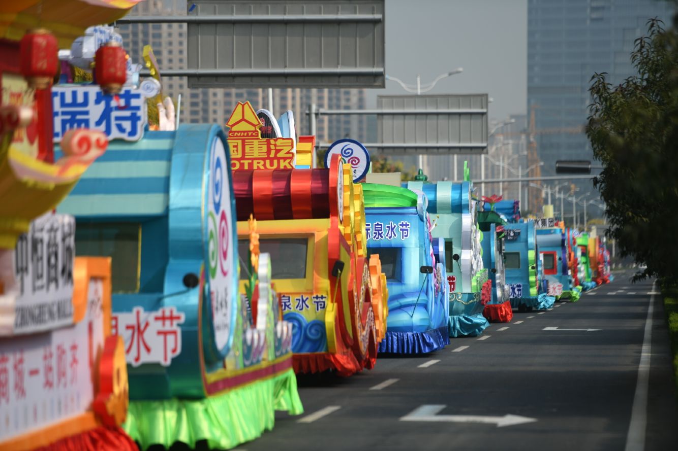 17辆花车各展风采引围观  泉水节花车巡游,你