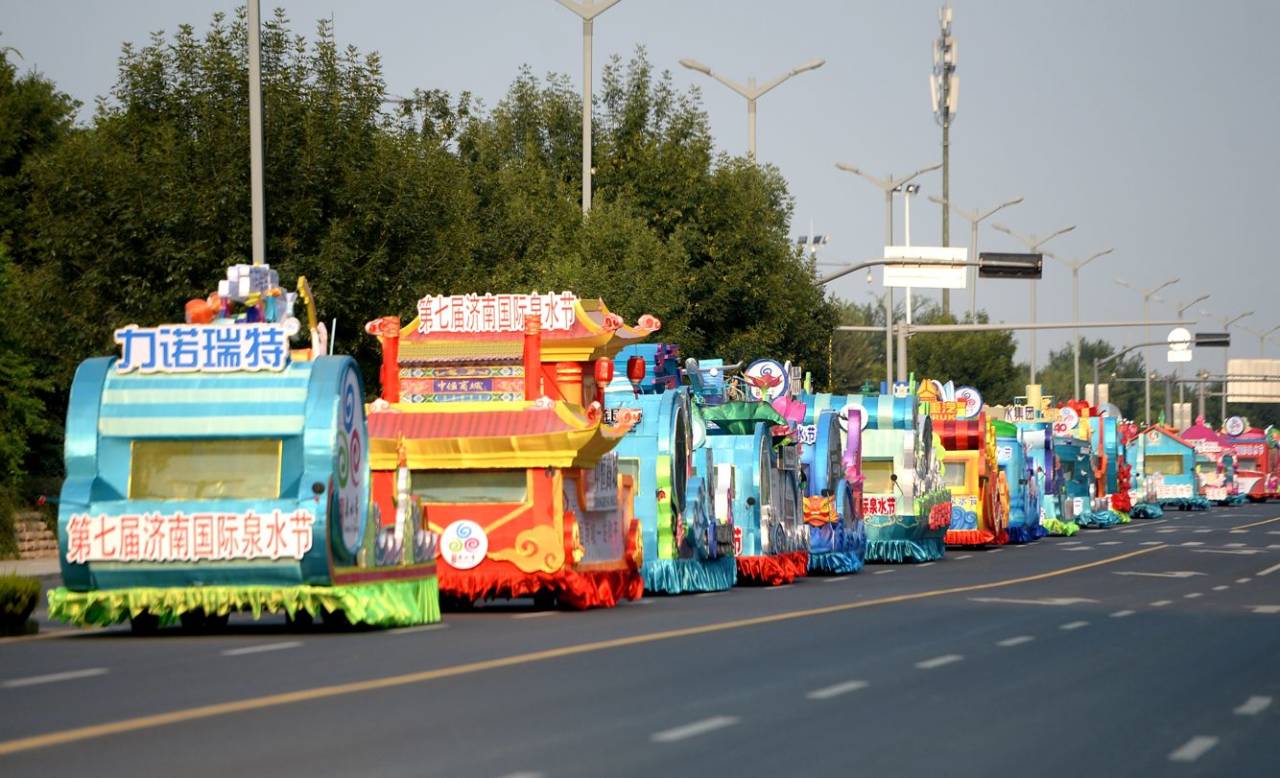 17辆花车各展风采引围观  泉水节花车巡游,你