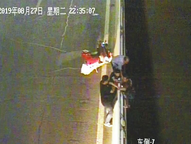 [温暖泉城]男子跳桥轻生 值班员飞奔救人