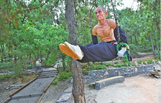 网红组织“英雄山大爷”：平均年龄60岁以上却身材健美 日常晨练现场堪比体操锦标赛