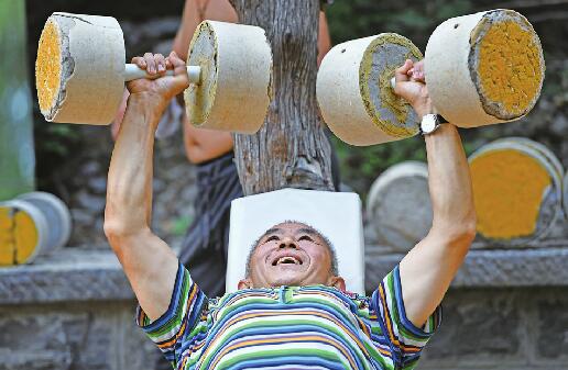 网红组织“英雄山大爷”：平均年龄60岁以上却身材健美 日常晨练现场堪比体操锦标赛