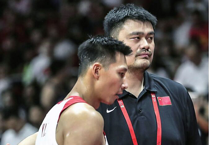 “我!” 中国男篮小组赛被淘汰 姚明一个字回应主动担责