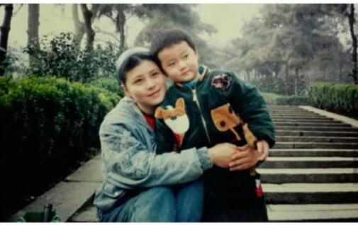 蒋劲夫为妈妈庆生发布童年照 幼儿时期一脸呆萌白皙可爱