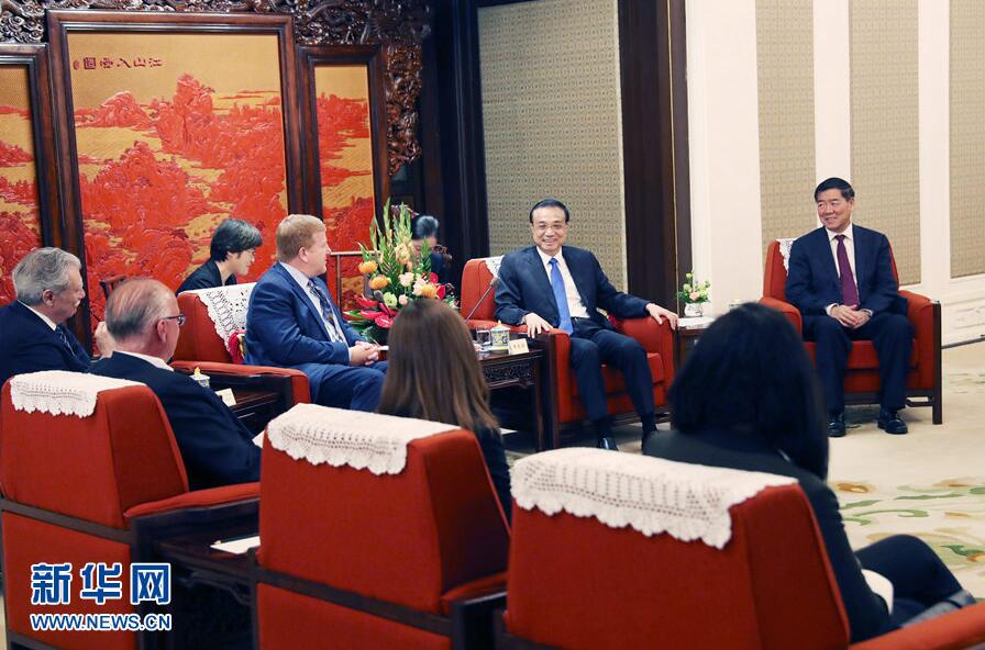 李克强会见出席中美企业家对话会的美方代表并座谈