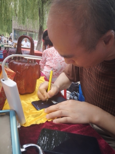 最迷你的泉水诗 微雕大师王天明亮相2019泉水集市