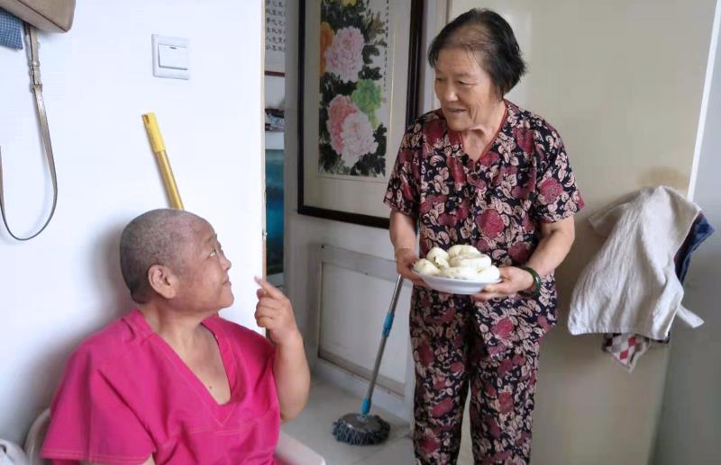 百名青年记者走基层丨老人“抱团互助”开启社区“抱团养老”之路