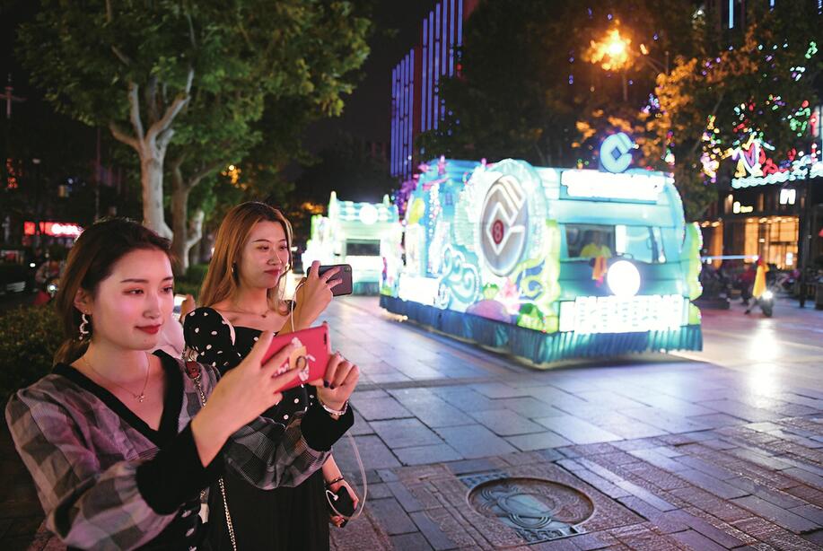 雨中闪耀一路粉!昨晚首次亮灯夜游泉水节花车成风景
