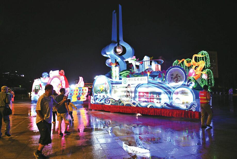 雨中闪耀一路粉!昨晚首次亮灯夜游泉水节花车成风景