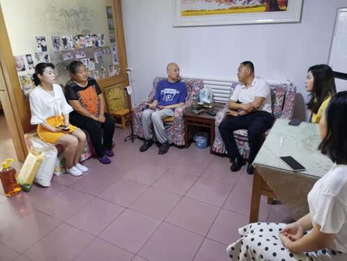 百名青年记者走基层丨南辛济微路社区“双报到”单位中秋节走访慰问辖区困难家庭