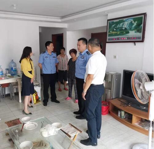 百名青年记者走基层丨南辛济微路社区“双报到”单位中秋节走访慰问辖区困难家庭