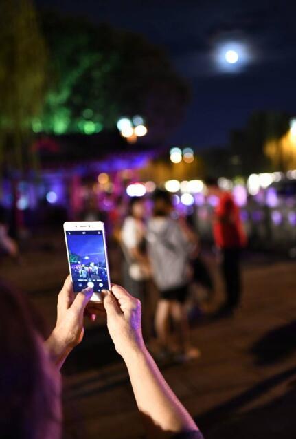 看，济南月亮露脸！你等的“彩云追月”是它了！