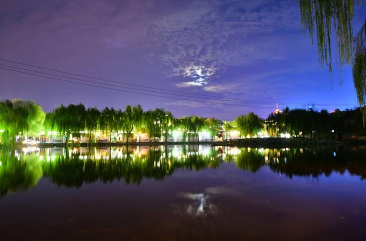 看，济南月亮露脸！你等的“彩云追月”是它了！