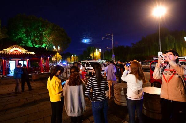 看，济南月亮露脸！你等的“彩云追月”是它了！