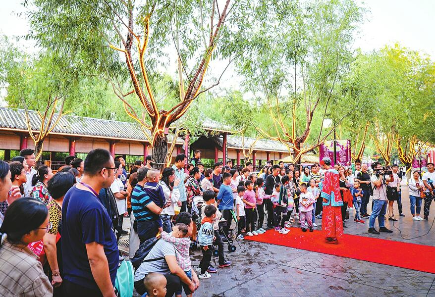 月圆人团圆 中秋欢乐多