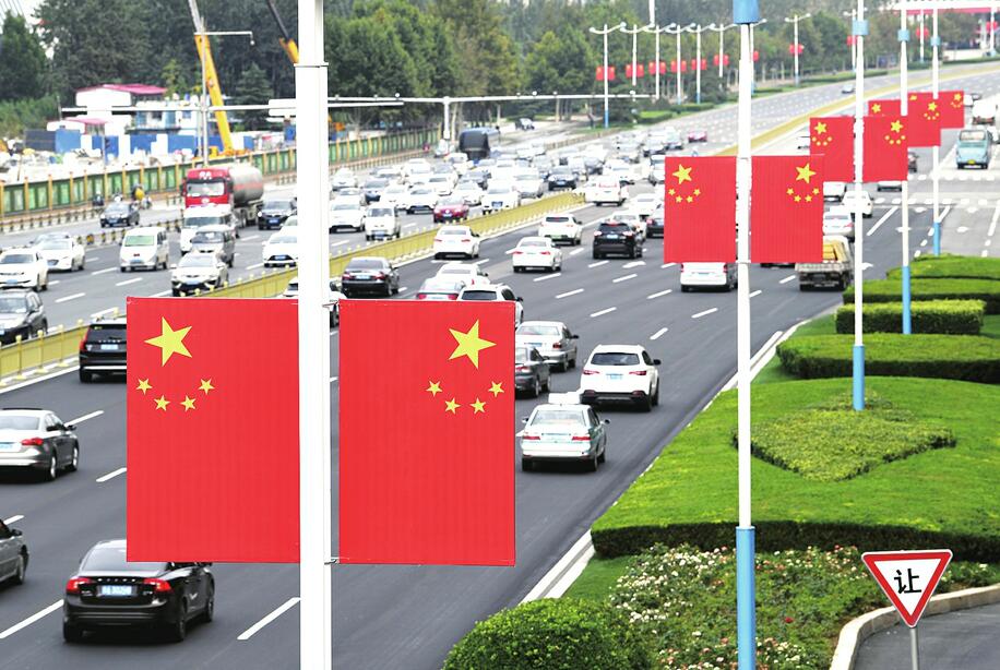 泉城街头国旗红