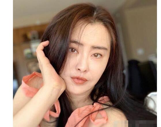 王祖贤诵唱经文 为何隐退？年轻时候的王祖贤究竟是有多美