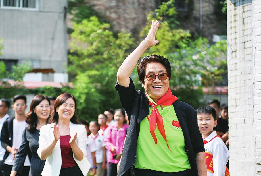 新中国破田径世界纪录第一人郑凤荣为母校庆生并乘船夜游泉城