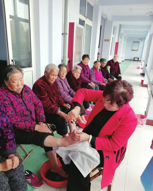 吴爱华在敬老院开展学区v学区.爱心房阜阳小学图片