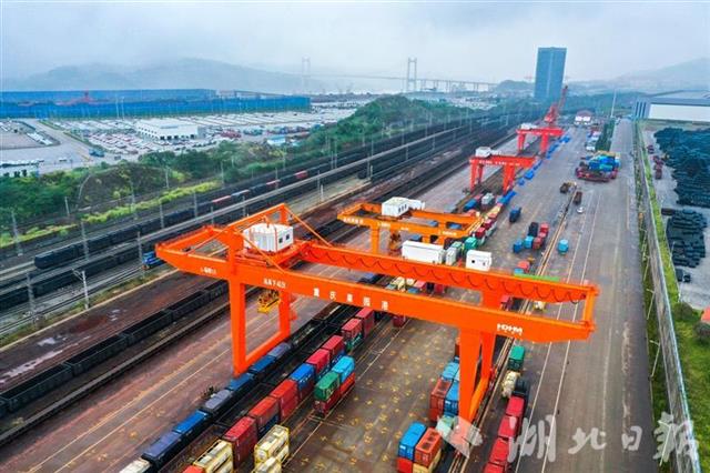 多式联运增色“黄金水道”