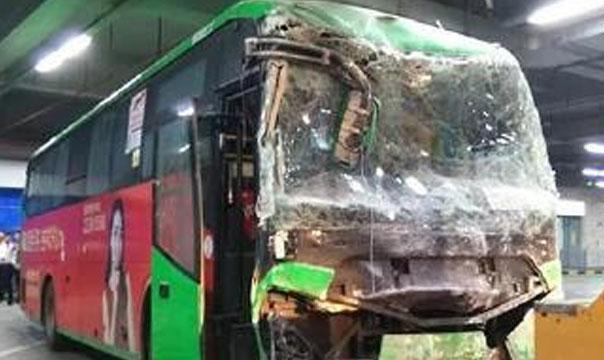 深圳公交失控撞穿墙 司机因操作失误致车辆突然起步