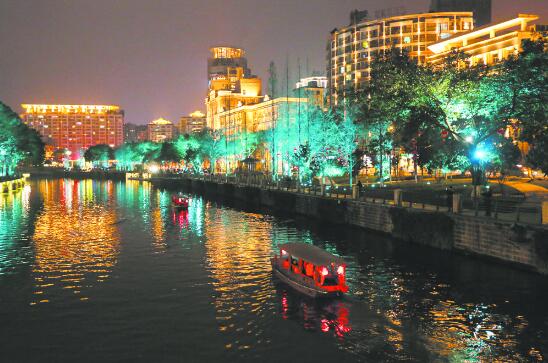 成都打造夜间经济不止春熙路太古里 “锦江夜游”体验乌篷船泛舟一游