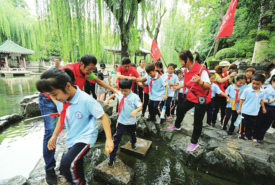 文明旅游深入人心 志愿服务蔚然成风 文明旅游志愿者为城市赋能添彩