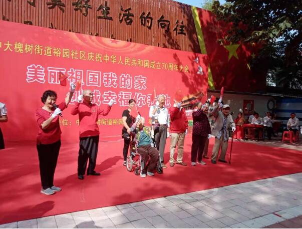 百名青年记者走基层丨裕园社区拳拳爱国心浓浓爱国情