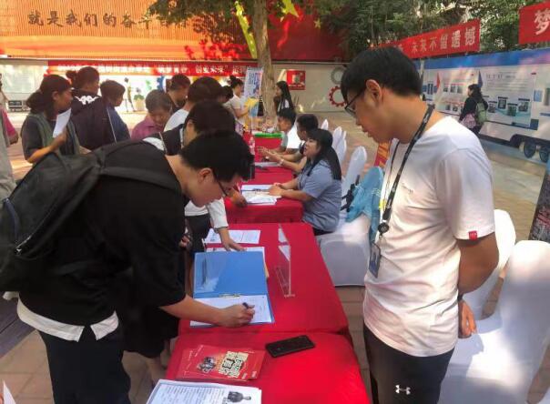 百名青年记者走基层丨中大槐树街道 招聘会开到社区里，好工作送到“家门口”