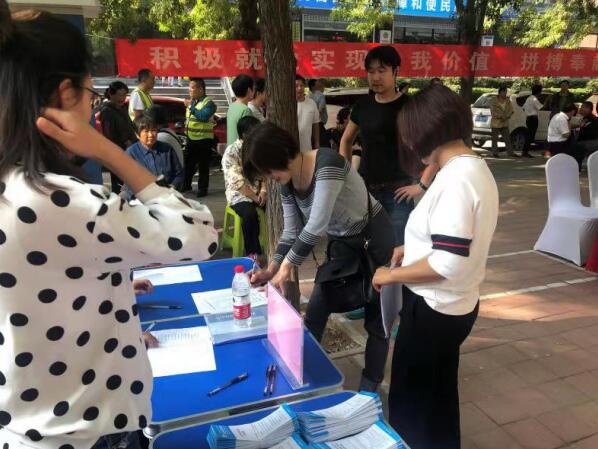 百名青年记者走基层丨中大槐树街道 招聘会开到社区里，好工作送到“家门口”