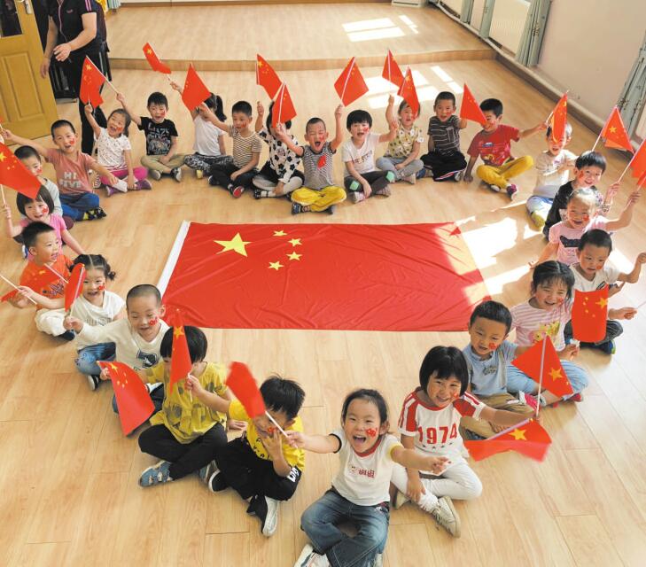 视觉：泉城尽飘中国红