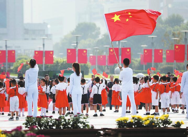 视觉：泉城尽飘中国红