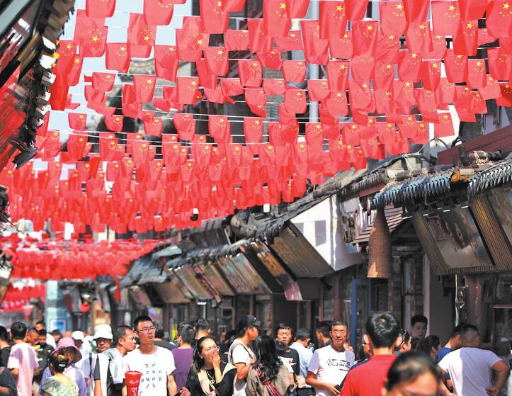 视觉：泉城尽飘中国红