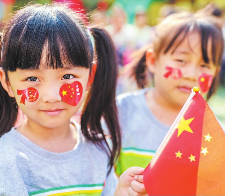 视觉：泉城尽飘中国红