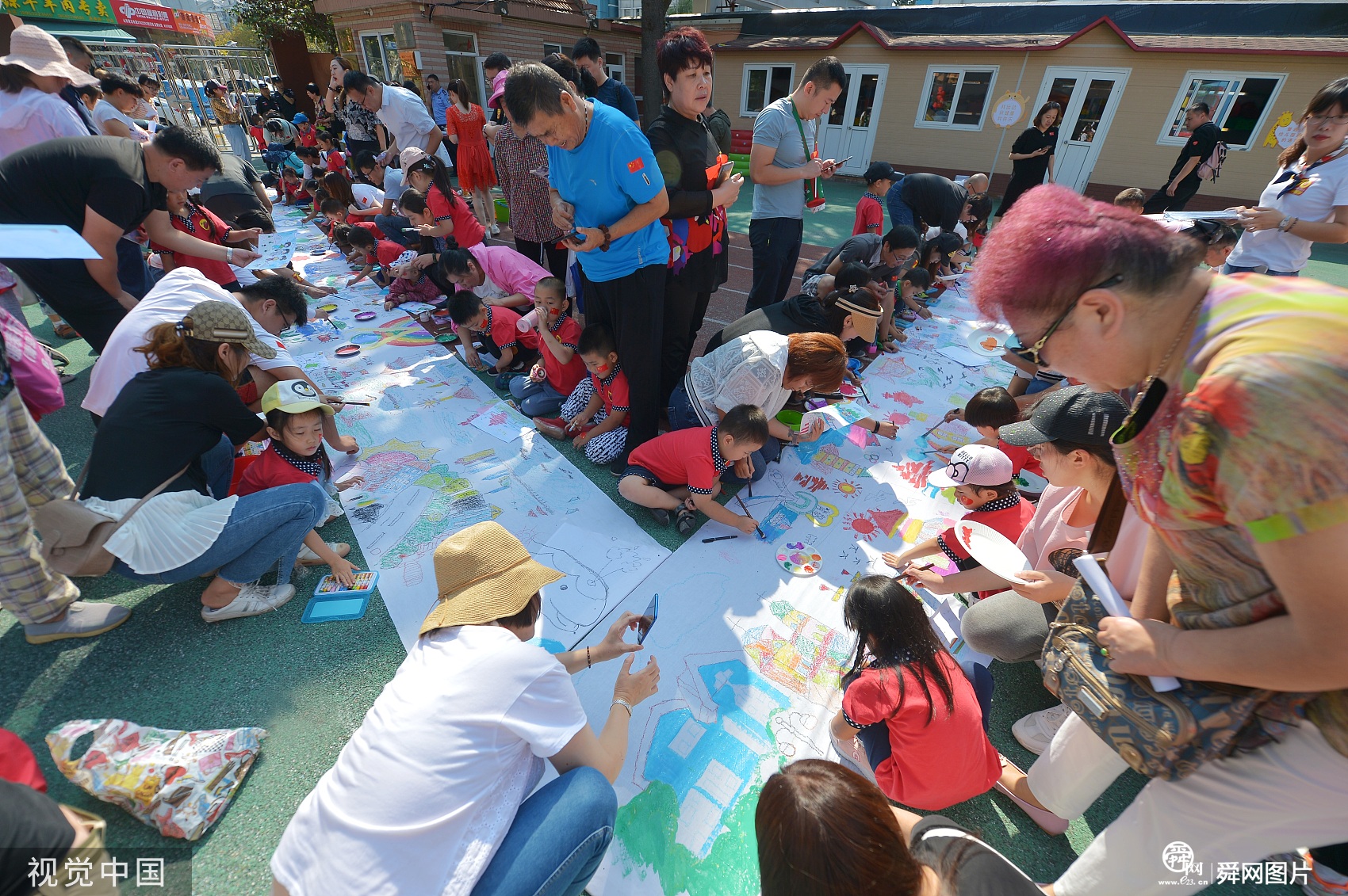 青岛：小朋友绘百米长卷颂祖国